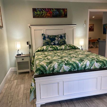 Guest Suite - Waterfront -Pool & Hot Tub- Walk To Beach Clearwater Beach Exterior photo