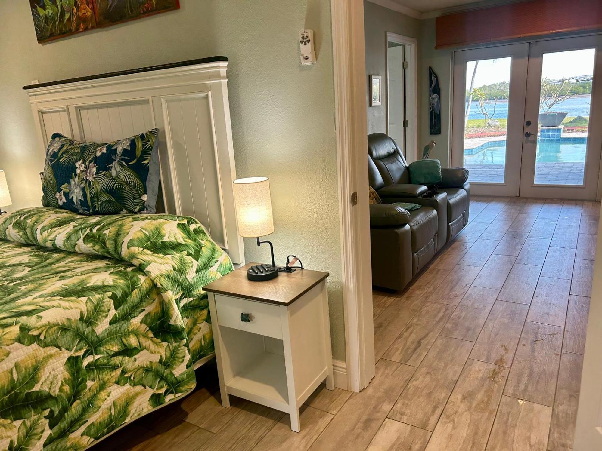 Guest Suite - Waterfront -Pool & Hot Tub- Walk To Beach Clearwater Beach Exterior photo